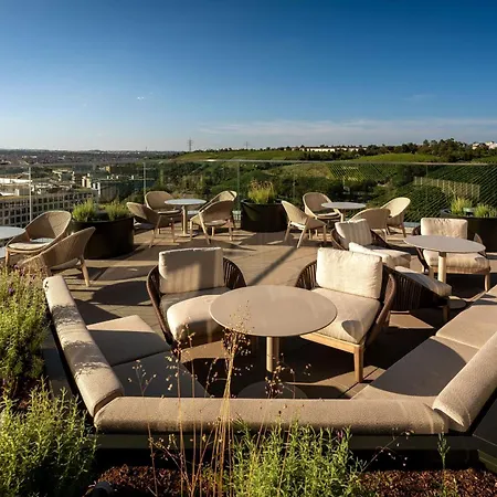 Radisson Blu At Porsche Design Tower ホテル