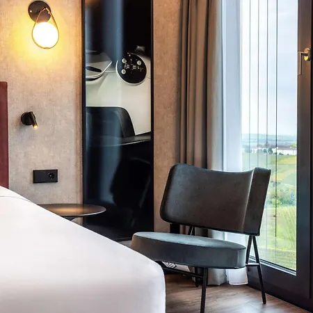 Radisson Blu At Porsche Design Tower 4* Στουτγκάρδη