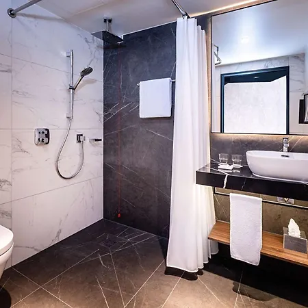 Radisson Blu At Porsche Design Tower ホテル 4*