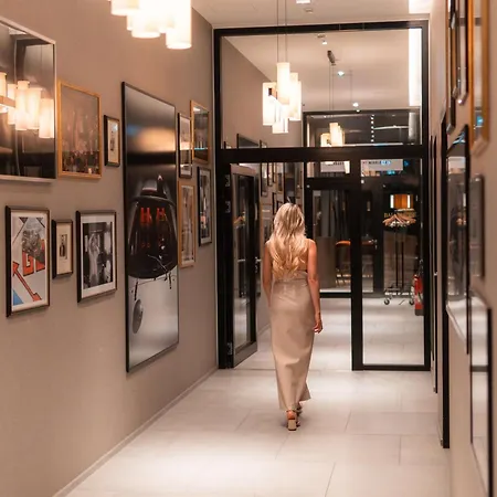 Radisson Blu At Porsche Design Tower 4*