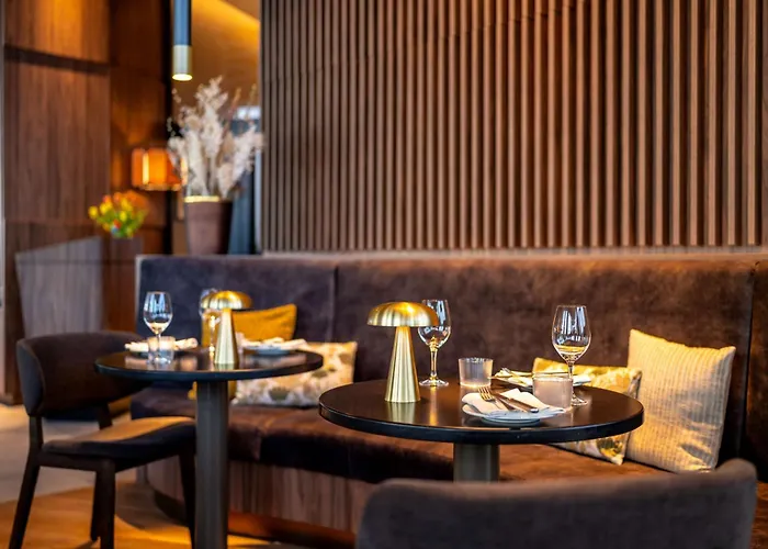 Radisson Blu At Porsche Design Tower ホテル 4*