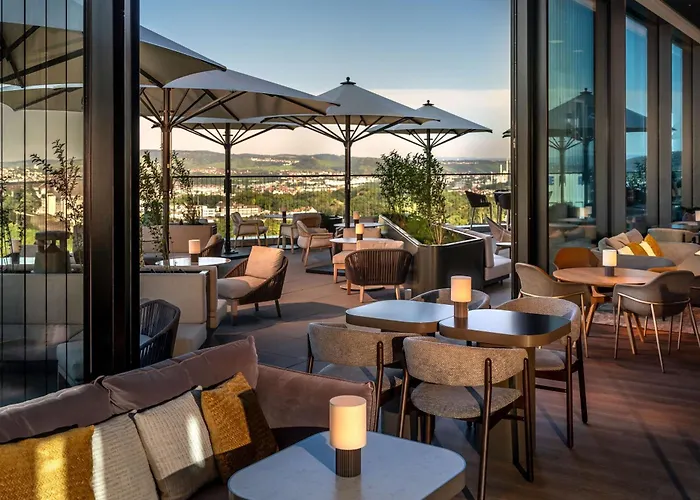 Radisson Blu At Porsche Design Tower ホテル 4*