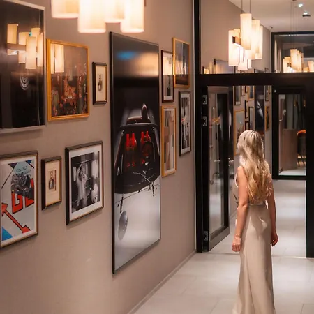 Hotel Radisson Blu At Porsche Design Tower