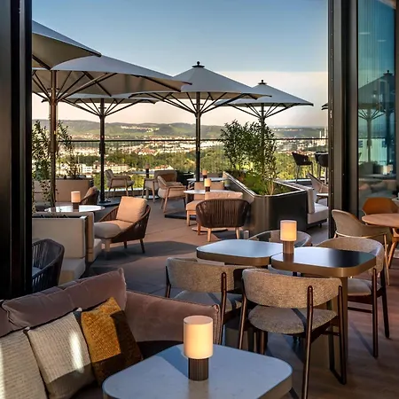 Radisson Blu At Porsche Design Tower 酒店 4*