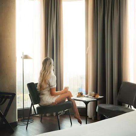 Hotel Radisson Blu At Porsche Design Tower 4*
