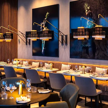 Hotel Radisson Blu At Porsche Design Tower
