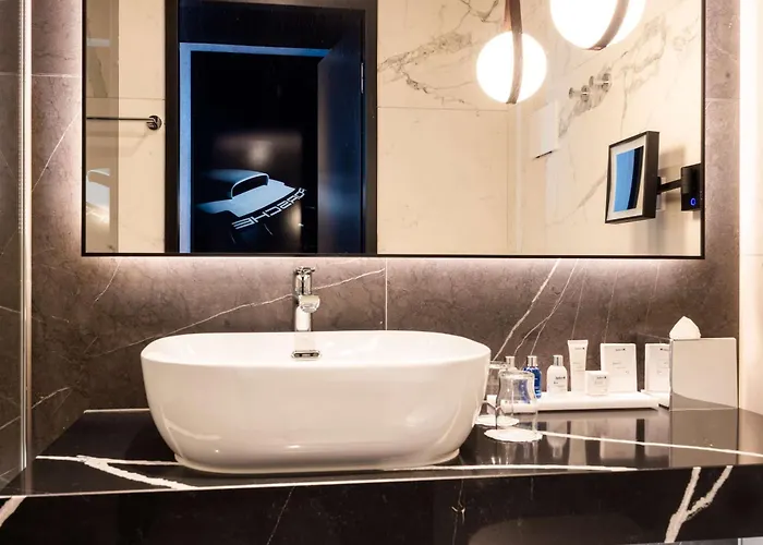 Radisson Blu At Porsche Design Tower Отель